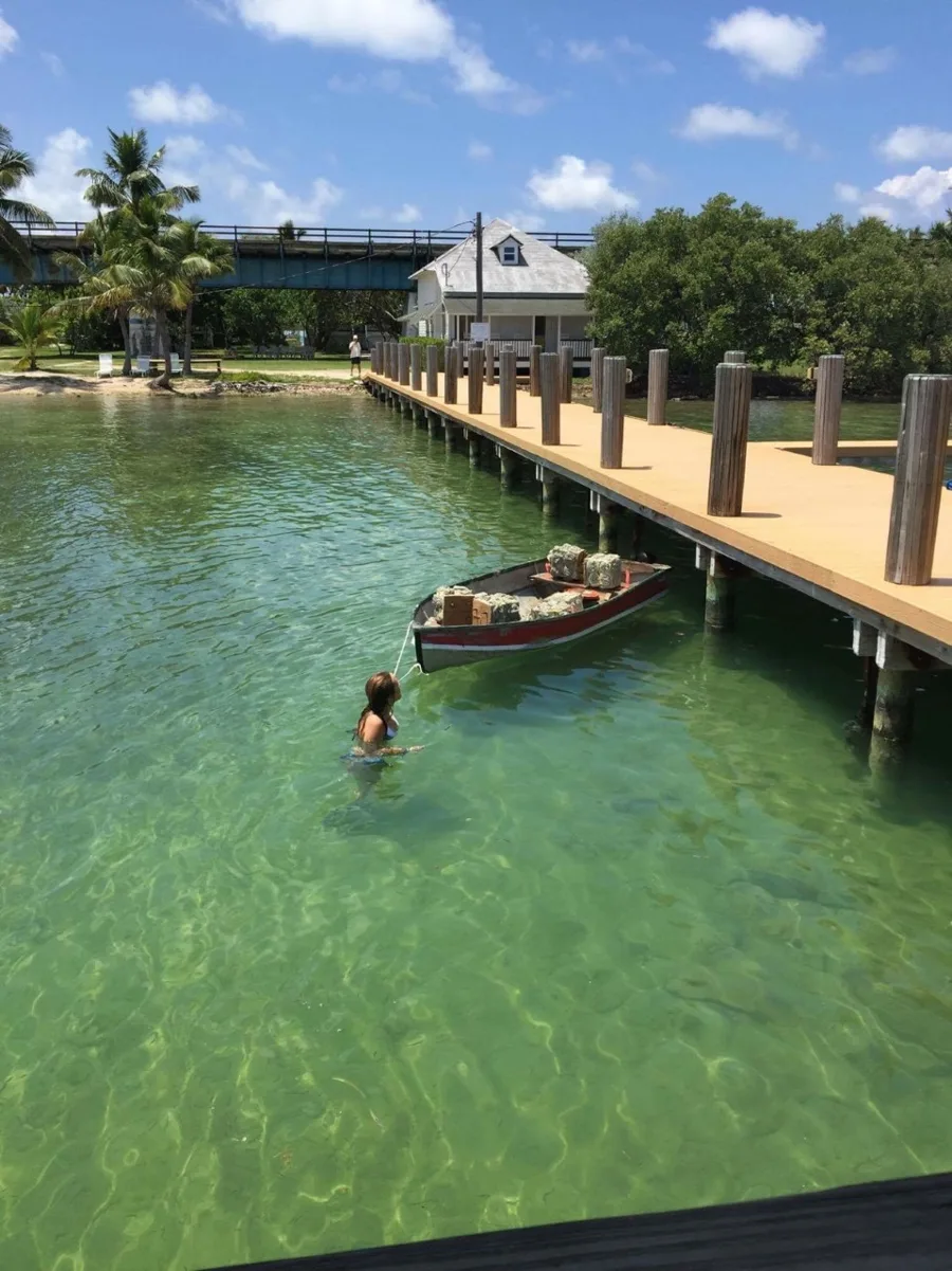 Mahasiswa memasang balok pemikat kimiawi untuk larva karang dalam proyek restorasi di Pigeon Key, Florida