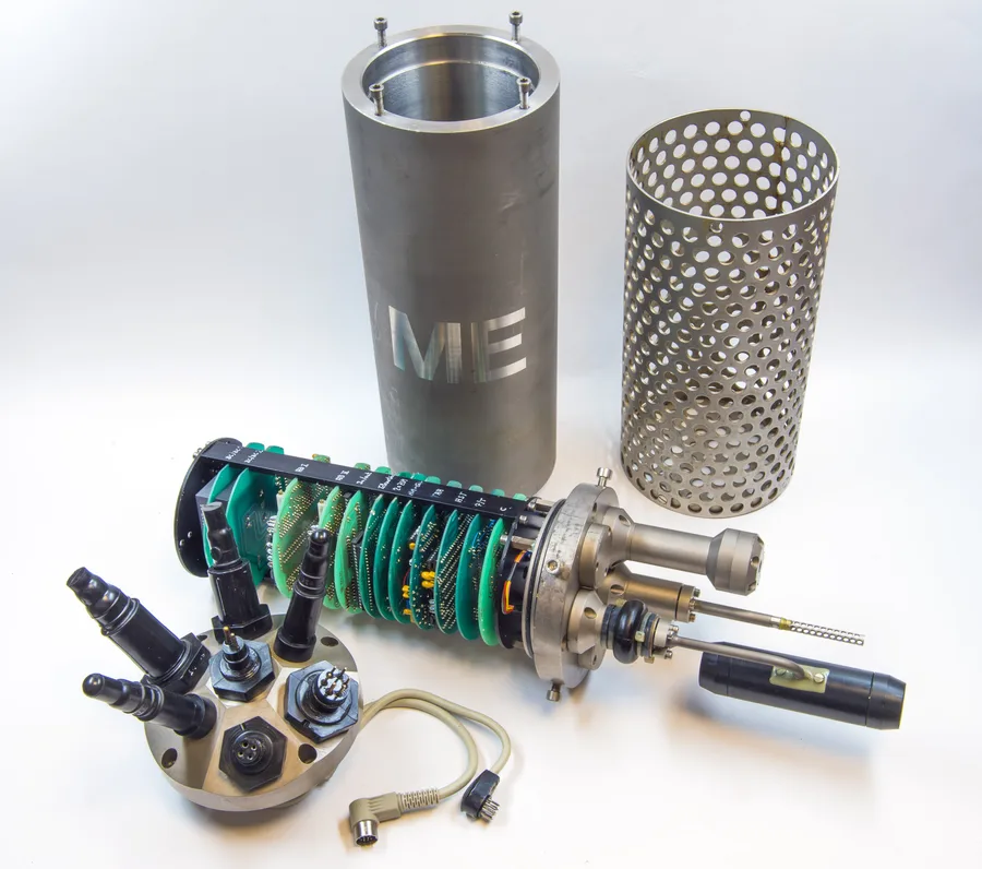 Instrumen CTD (Conductivity, Temperature, Depth) yang dibongkar menunjukkan sensor internal dan rumah tahan tekanannya