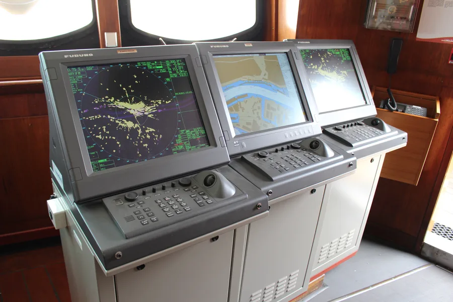 Tampilan radar dan ECDIS pada anjungan kapal di museum Cap San Diego