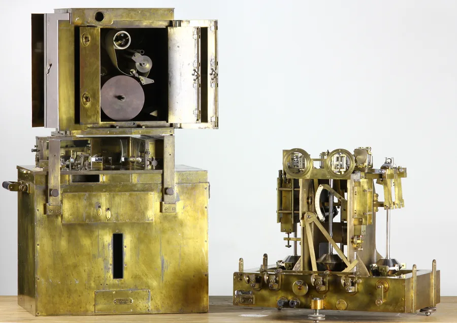 Apparatus gravimeter pendulum Vening Meinesz, dijuluki Gouden Kalf, disimpan di TU Delft Library