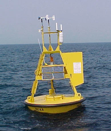 Buoy discus NOAA NDBC berdiameter 3 meter yang digunakan untuk pengamatan cuaca dan kelautan