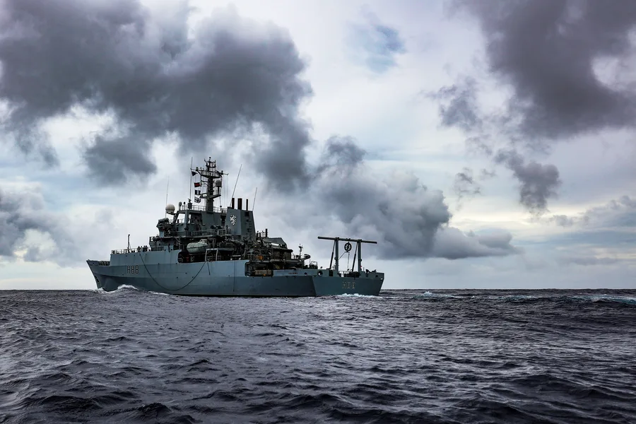 Kapal survei multi-peran Royal Navy sedang berlayar, mewakili satu lambung yang membawa beberapa sensor akustik dan magnetik sekaligus