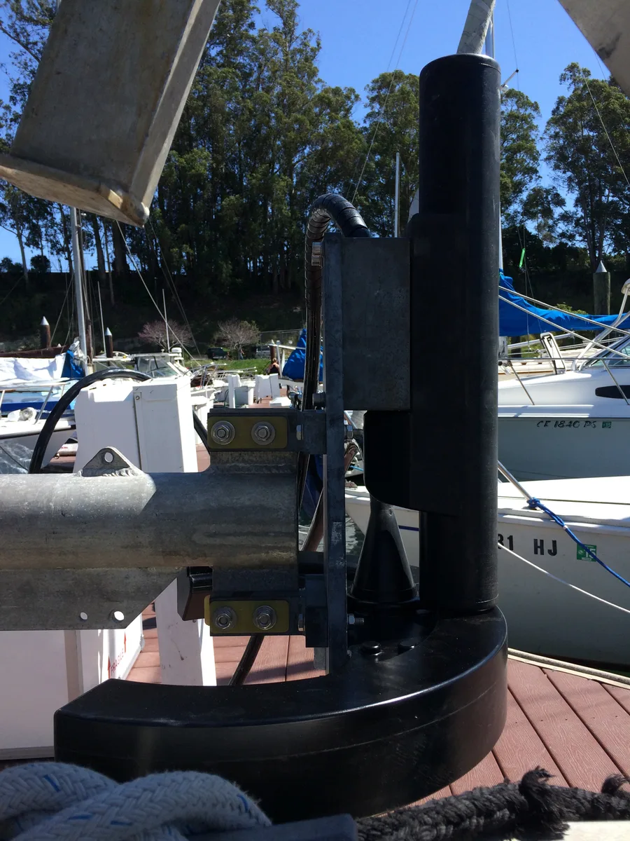 Sistem transduser multibeam echosounder yang dipasang untuk survei hidrografi