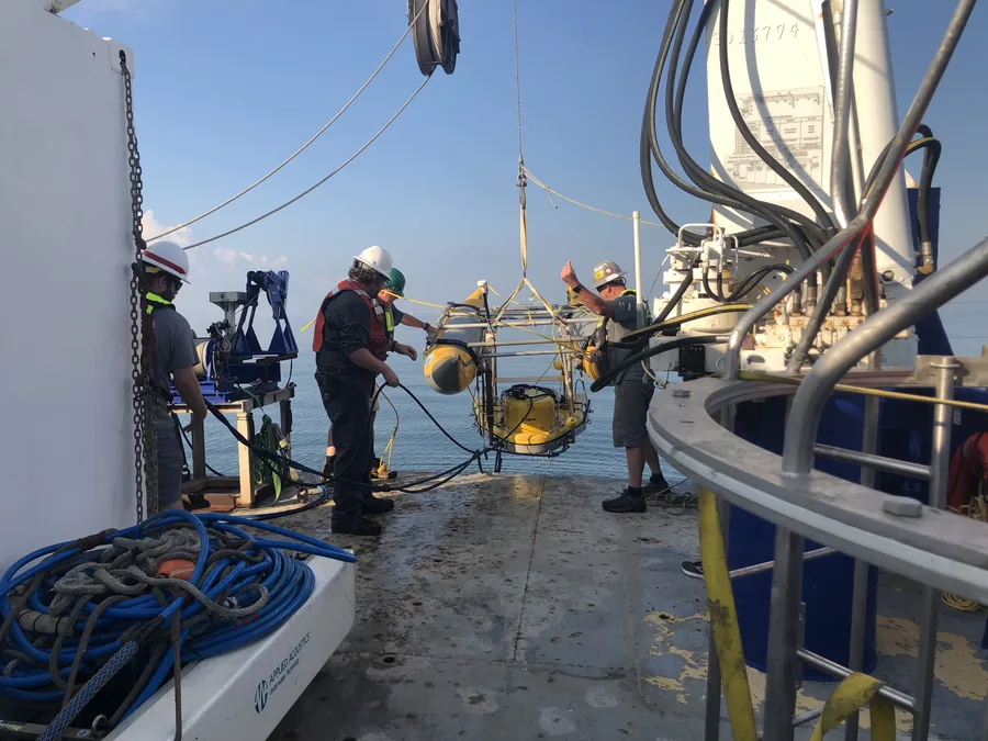 Penggelaran peralatan survei multibeam, chirp, dan seismik multichannel di sepanjang Mississippi River Delta Front