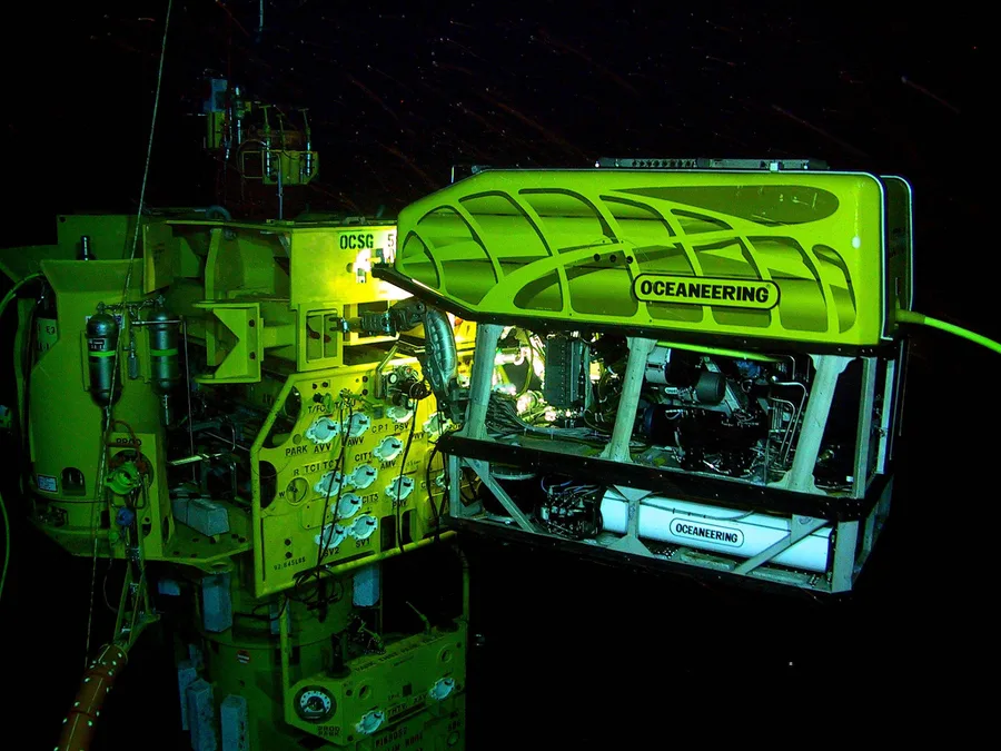 Sebuah remotely operated vehicle melakukan pekerjaan inspeksi dan perawatan pada struktur bawah laut