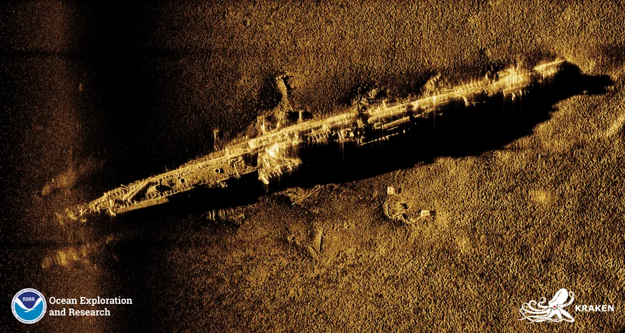 Citra synthetic aperture sonar dari kapal selam Jerman U-853 yang tenggelam, memperlihatkan struktur lambung kapal secara terperinci