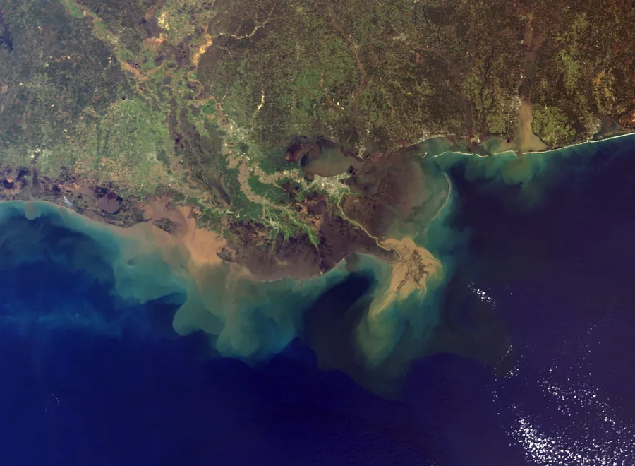 Citra satelit NASA MODIS menunjukkan plume sedimen dari Sungai Mississippi yang mengalir ke Teluk Meksiko